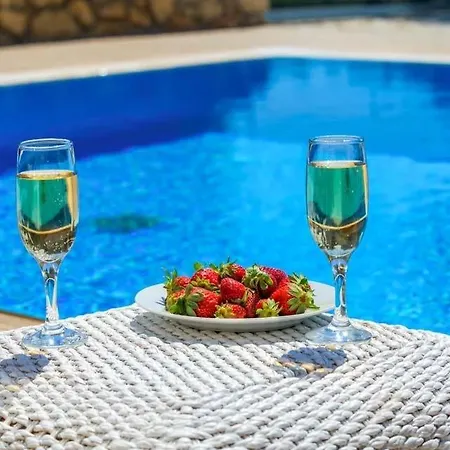 Sleeps 6 Pool Air Con Wifi 别墅