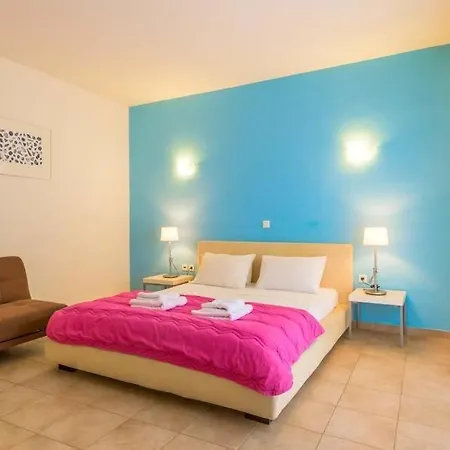 Sleeps 6 Pool Air Con Wifi 林都斯