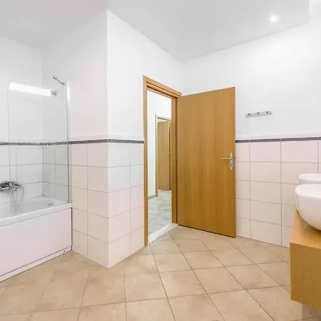 Vila Sleeps 6 Pool Air Con Wifi *